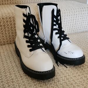 Stylish White Lace-Up Women's Boots